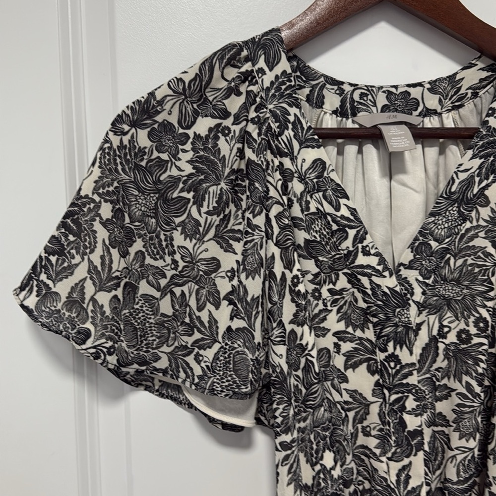H&M Women’s V-Neck Chiffon Knee Length Floral Cream and Black Short Sleeve Small - Picture 5 of 6